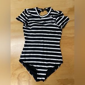 black+white striped short sleeve one piece swimsuit with cutout back • sz: XS-S